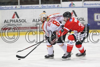 -8- Sebastian Osterloh (ESV Kaufbeuren) vor -39- Dennis Reimer (Rote Teufel EC Bad Nauheim), DEL 2 - Rote Teufel EC Bad Nauheim gegen ESV Kaufbeuren, Bad Nauheim, Colonel-Knight-Stadion, 13.02.18