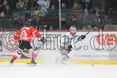 -76- Valentin Gschmei&szlig;ner (SC Riessersee) vor -93- Dominik Meisinger (Rote Teufel EC Bad Nauheim), DEL 2 - Rote Teufel EC Bad Nauheim gegen SC Riessersee, Bad Nauheim, Colonel-Knight-Stadion, 18.02.18