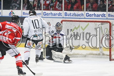 -91- Radek Krestan (Rote Teufel EC Bad Nauheim) vor -72- Miroslav Hanuljak (Torwart W&ouml;lfe EHC Freiburg), DEL 2 - Rote Teufel EC Bad Nauheim gegen W&ouml;lfe Freiburg, Bad Nauheim, Colonel-Knight-Stadion, 23.02.18