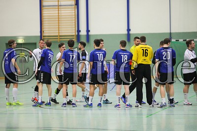 Beide Teams begr&uuml;&szlig;en sich, Bezirksoberliga - TG Friedberg gegen HSG Lumdatal, Friedberg, Sporthalle Am Seebach, 03.03.18
