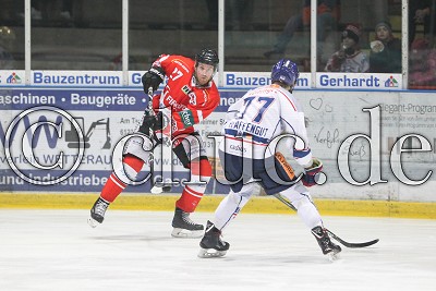 -27- Mike McNamee (Rote Teufel EC Bad Nauheim) gegen -77- Daniel Pfaffengut (Towerstars Ravensburg), DEL 2 - Rote Teufel EC Bad Nauheim gegen Ravensburg Towerstars, Bad Nauheim, Colonel-Knight-Stadion, 04.03.18