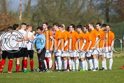 Beide Teams begr&uuml;&szlig;en sich, Kreisliga A Friedberg - SV Ober-M&ouml;rlen gegen Spvgg. 08 Bad Nauheim, Ober-M&ouml;rlen, Sportplatz, 25.03.18