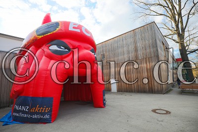 Der Einlauftunnel vor dem Colonel-Knight-Stadion f&uuml;r alle Zuschauer, DEL2 - Abschlussfeier Rote Teufel EC Bad Nauheim, Bad Nauheim, Colonel-Knight-Stadion, 29.03.18