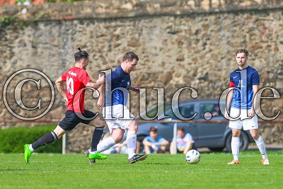-12- Oliver STEIN (VFR Ilbenstadt) vor -10- Ardian ALIU (SV Rosbach), Kreisliga B Friedberg - VFR Ilbenstadt gegen SV Rosbach, Niddatal - OT Ilbenstadt, Sportplatz, 15.04.18