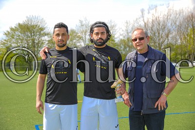 Torsch&uuml;tzenk&ouml;nig Februar/M&auml;rz -17- Erkan GOEK (-C- FC Karben) in der Mitte, links -20- Harez HABIB (FC Karben), rechts Uwe Born (Wetterauer Zeitung), Kreisoberliga Friedberg - FC Karben gegen FV Bad Vilbel II, Karben, G&uuml;nter-Reutzel Sportplatz, 15.04.18