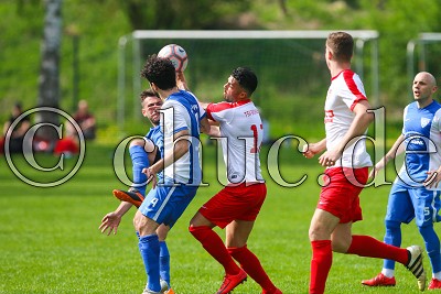 -17- Tufan TOSUNOGLU (T&uuml;rk. SV Bad Nauheim) gegen -11- Alexander SARKISJAN (FCO Fauerbach) und-4- Tarik TOSUNOGLU (FCO Fauerbach), Kreisoberliga Friedberg - FC Olympia Feuerbach gegen T&uuml;rk. SV Bad Nauheim, Friedberg - OT Fauerbach, Sportplatz Fauerbach, 22.04.18
