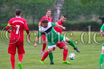 -11- Ugur ERDOGAN (FV Bad Vilbel) gegen -3- Ernad DANANOVIC (T&uuml;rk G&uuml;c&uuml; Friedberg), Kreispokalfinale Friedberg - FV Bad Vilbel gegen T&uuml;rk G&uuml;c&uuml; Friedberg, Friedberg - OT Fauerbach, Sportplatz Fauerbach, 10.05.18