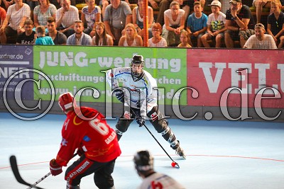 -7- Thomas Bauer (IHC Atting) gegen -6- Andre Gabler (IVA Rhein-Main Patriots), ISHD 2. Bundesliga S&uuml;d - IVA Rhein-Main Patriots gegen IHC Atting I, Niddatal - OT Assenheim, Inlinehockeyhalle Assenheim, 26.05.18