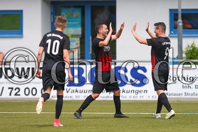 -10- Raphael MEYERHOEFER (VFR Ilbenstadt), -9- Daniel CONTIN (VFR Ilbenstadt) und -6- Florent FEIZULAHU (VFR Ilbenstadt) bejubeln das 0:3, Kreisliga B Friedberg - TSG Ober-W&ouml;llstadt II gegen VFR Ilbenstadt, Ober-W&ouml;llstadt, Sportplatz Ober-W&ouml;llstadt, 27.05.18