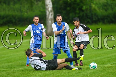 -10- Cristian-Vasile BODEA (FCO Fauerbach) gegen -15- Mark HOHMANN (DJK Bad Homburg) und -8- Said TALHAOUI (DJK Bad Homburg), Relegation zur Gruppenliga Frankfurt West - FC Olympia Fauerbach gegen DJK Bad Homburg, Friedberg - OT Fauerbach, Sportplatz Fauerbach, 31.05.18