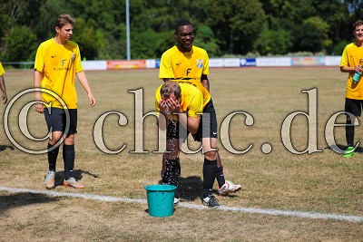 Die Spieler von Friedberg erfrischen sich bei 32 Grad, Kreisliga C - Blau-Gelb Friedberg gegen SKG Erbstadt, Friedberg, Sportplatz am Burgfeld, 05.08.18