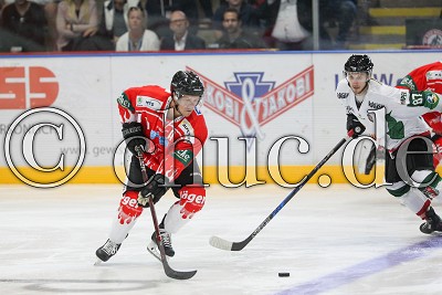 -19- Dustin Sylvester (EC Bad Nauheim) vor -87- Thomas Zuravlev (Herner EV), im Vorbereitungsspiel zur DEL 2 - EC Bad Nauheim gegen Herner EV, Bad Nauheim, Colonel-Knight-Stadion, 26.08.18