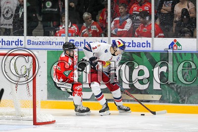 -3- Jepser Kokkila (-A- Red Bulls Salzburg II) vor -81- Andrej Bires (EC Bad Nauheim), im Vorbereitungsspiel zur DEL 2 - EC Bad Nauheim gegen Red Bulls Salzuburg II, Bad Nauheim, Colonel-Knight-Stadion, 07.09.18