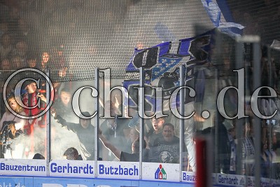 Bengalisches Feuer in der Kasseler Fankurve direkt vor Spielbeginn, in der DEL 2 - EC Bad Nauheim gegen EC Kassel Huskies, Bad Nauheim, Colonel-Knight-Stadion, 14.09.18