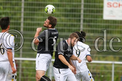 -5- Jan DREILICH (SV Schwalheim) mit dem Kopf vor -13- Jan HOFMANN (SV Schwalheim) und -9- Ahmad ALKHALAF (TSV R&ouml;dgen), Kreisliga B Friedberg - TSV R&ouml;dgen gegen SV Schwalheim, Bad Nauheim - OT R&ouml;dgen, Sportplatz R&ouml;dgen, 22.09.18