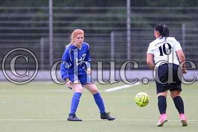 -5- Charlotte Meixner (Spvgg. 08 Bad Nauheim) gegen -10- Valentina Gazzella (FSG Niedermittlau/Lieblos), Frauen Gruppenliga Frankfurt - Spvgg. 08 Bad Nauheim gegen FSG Niedermittlau/Lieblos, Bad Nauheim, Waldstadion, 22.09.18