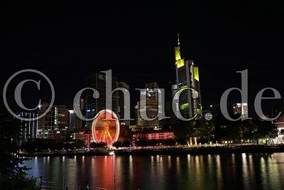 Blick aus Sachsenhausen auf die Skyline, Drohnen zeichnen Symbole in den Himmel, Drohnenshow Frankfurt - Er&ouml;ffnung der "neuen Altstadt", , 29.09.2018
