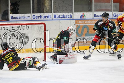 -33- Jan Guryca (Torwart EC Bad Nauheim) hat die Scheibe vor -19- Dustin Sylvester (EC Bad Nauheim) und -2- Mike Dalhuisen (-A- EC Bad Nauheim), in der DEL 2 - EC Bad Nauheim gegen ESV Kaufbeuren, Bad Nauheim, Colonel-Knight-Stadion, 02.10.18