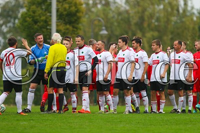 beide Teams begr&uuml;&szlig;en sich, Kreisliga A Friedberg - SV Ockstadt gegen SG Melbach, Friedberg - OT Ockstadt, Sportplatz Ockstadt, 07.10.18