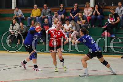 -42- Sasha M&uuml;ller (TV H&uuml;ttenberg II) gegen -3- Mona Weil (HSG Wettertal) und -29- Katharina Exner (HSG Wettertal), Bezirksoberliga Frauen - HSG Wettertal gegen TV H&uuml;ttenberg II, Rockenberg, Wettertalhalle, 13.10.18
