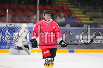 "Pink-Racket-Game", -15- Maximilian Brandl (-C- EC Bad Nauheim) im pinken Warmup-Trikot, in der DEL 2 - EC Bad Nauheim gegen Deggendorfer SC, Bad Nauheim, Colonel-Knight-Stadion, 14.10.18