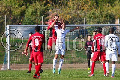 -21- Silvio PENAVA (T&uuml;rk G&uuml;c&uuml; Friedberg) gegen -9- Markus M&Uuml;LLER (FC Giessen) beim Kopfball, Hessenliga - T&uuml;rk G&uuml;c&uuml; Friedberg gegen FC Giessen, Ober-Rosbach, Sportplatz, 20.10.18