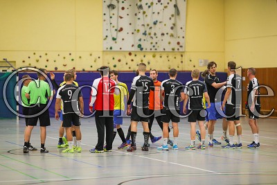 beide Teams begr&uuml;&szlig;en sich, Bezirksoberliga - MSG Florstadt/Gettenau gegen HSG Marburg/Cappel, Echzell, Kurt-Moosdorf-Halle, 20.10.18