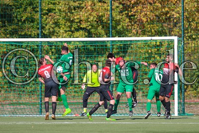 Gefahr im Strafraum von Assenheim, Kreisliga B Friedberg - SC Dortelweil III gegen SC Assenheim, Bad Vilbel - OT Dortelweil, Sportplatz Dortelweil, 21.10.18