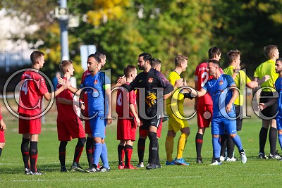 beide Teams begr&uuml;&szlig;en sich, Gruppenliga Frankfurt West - SC Dortelweil gegen T&uuml;rk. SV Bad Nauheim, Bad Vilbel - OT Dortelweil, Sportplatz Dortelweil, 21.10.18
