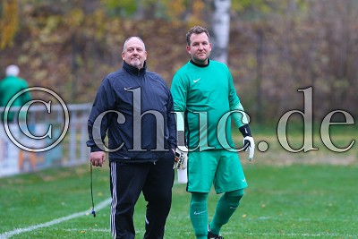 Lars Osadnik (Trainer FCO Fauerbach) mit -1- Dominik ROOS (Torwart FCO Fauerbach), Gruppenliga Frankfurt West - FC Olympia Fauerbach gegen FV 1920 Hausen, Friedberg - OT Fauerbach, Sportplatz Fauerbach, 04.11.18
