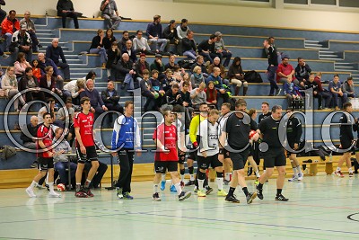 beide Teams betreten das Feld und begr&uuml;&szlig;en sich, Landesliga Mitte - TG Friedberg gegen MSG Linden, Friedberg, Halle am Seebach, 17.11.18