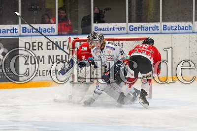 -81- Sebastian Sylvestre (EC Kassel Huskies) gegen -75- Denis Shevyrin (EC Bad Nauheim) vor -31- Felix Bick (Torwart EC Bad Nauheim), in der DEL 2 - EC Bad Nauheim gegen Kassel Huskies, Bad Nauheim, Colonel-Knight-Stadion, 16.12.18
