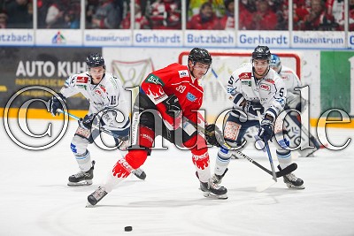 -39- Dennis Reimer (EC Bad Nauheim) gegen -18- Timo Walther (Dresdner Eisl&ouml;wen) und -5- Sebastian Zauner (Dresdner Eisl&ouml;wen), in der DEL 2 - EC Bad Nauheim gegen Dresdner Eisl&ouml;wen, Bad Nauheim, Colonel-Knight-Stadion, 23.12.18