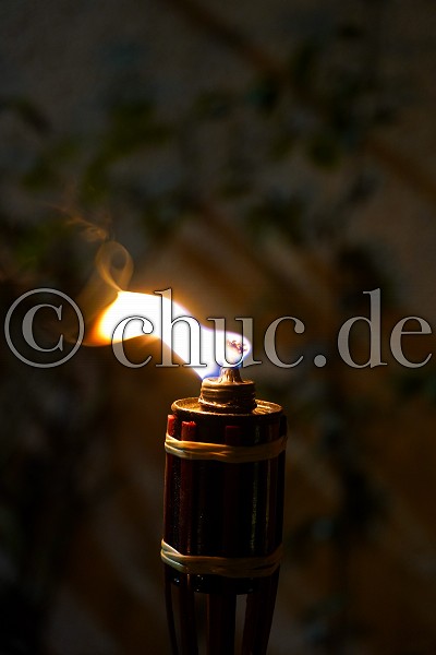 brennende &Ouml;lfackel, Impressionen aus der Silvesternacht 2018/19, Bad Nauheim, Bad Nauheim / N&auml;he Martplatz, 31.12.18