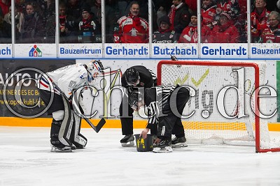 Die Schiedsrichter reparieren das Eis vor dem Tor von -92- Jimmy Hertel (Torwart W&ouml;lfe EHC Freiburg), in der DEL 2 - EC Bad Nauheim gegen Freiburg W&ouml;lfe, Bad Nauheim, Colonel-Knight-Stadion, 02.01.19