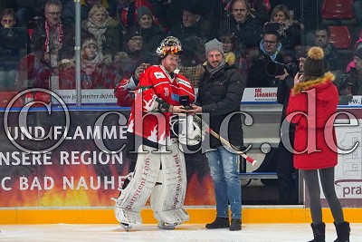 -31- Felix Bick (Torwart EC Bad Nauheim) wird von Michael Nickolaus (Redakteur Wetterauer Zeitung) im Auftrag der EishockeyNews zum Spieler des Monats Dezember ausgezeichnet, in der DEL 2 - EC Bad Nauheim gegen Heilbronner Falken, Bad Nauheim, Colonel-Knight-Stadion, 20.01.19-