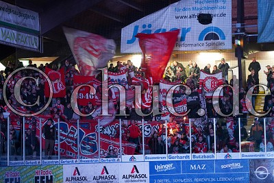 Blick in die S&uuml;dkurve, in der DEL 2 - EC Bad Nauheim gegen Bietigheim Steelers, Bad Nauheim, Colonel-Knight-Stadion, 17.02.19