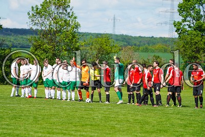 beide Teams begr&uuml;&szlig;en sich, Kreisliga B Friedberg - FSG Wisselsheim gegen SV Schwalheim, Bad Nauheim - OT Wisselsheim, Sportplatz Wisselsheim, 12.05.19