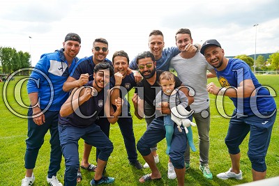 Der FC Karben ist in Teilen beim Spiel des Gegners anwesend und kann kurz vor Abpfiff bereits die Meisterschaft in der Kreisoberliga feiern, Kreisoberliga Friedberg - FC Ober-Rosbach gegen SV Gronau, Nieder-Rosbach, Sportplatz Nieder-Rosbach, 19.05.19