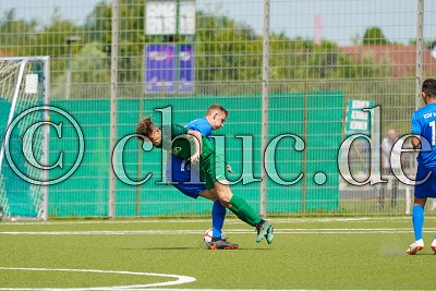 -17- Florian Kurtz (-C- Karbener SV) gegen -18- Nicholas Beier (Offenbacher Kickers U16), B-Junioren Verbandsliga Gruppe S&uuml;d - Karbener SV gegen Kickers Offenbach U16, Karben - OT Klein-Karben, G&uuml;nter-Reutzel-Sportfeld, 26.05.19