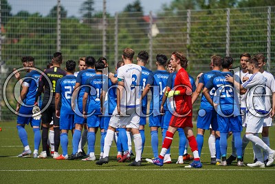 beide Teams begr&uuml;&szlig;en sich, Freundschaftsspiel/Testspiel - T&uuml;rk. SV Bad Nauheim gegen TSG Ober-W&ouml;llstadt, Bad Nauheim - OT R&ouml;dgen, Sportplatz R&ouml;dgen, 07.07.19