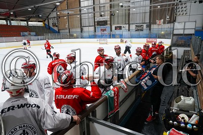 Oliver K&ouml;nig (Betreuer EC Bad Nauheim) reicht zur ersten Pause Trinkflaschen, im Trainingsauftakt des EC Bad Nauheim in der DEL 2 zur Saison 2019/20, Limburg-Dietz, Eishalle Dietz, 09.08.19