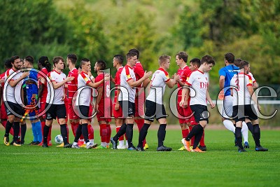 beide Teams begr&uuml;&szlig;en sich, Hessenliga - T&uuml;rk G&uuml;c&uuml; Friedberg gegen TUS Dietkirchen, Ober-Rosbach, Sportplatz, 10.08.19