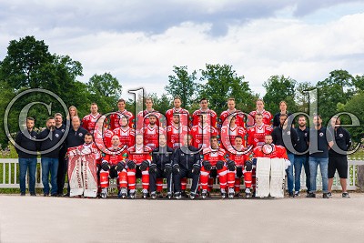 Teamfoto EC Bad Nauheim;oben v.l.n.r.:Marlen Kehr (Phsysiotherapeutin), -81- Andrej Bires, -2 Erik Betzold, -14- Marcel Kahle, -9- Huba Sekesi, -23- Tyler Fiddler, -10- Andreas Pauli, -82- Niklas Heyer, Caroline Pak (Team