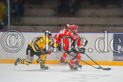 -16- Cody Sylvester (-A- EC Bad Nauheim) und -34- Zach Hamill (EC Bad Nauheim) vor -24- Michal Bartosch (-A- EHC Bayreuth Tigers), in der DEL 2 - EC Bad Nauheim gegen Bayreuth Tigers, Bad Nauheim, Colonel-Knight-Stadion, 27.09.19
