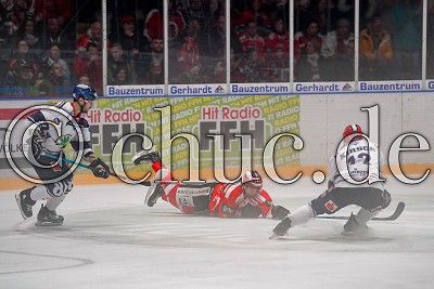 -86- Corey Trivino (EC Kassel Huskies) und -12- Justin Kirsch (EC Kassel Huskies) gegen -34- Zach Hamill (EC Bad Nauheim), in der DEL 2 - EC Bad Nauheim gegen EC Kassel Huskies, Bad Nauheim, Colonel-Knight-Stadion, 04.10.19