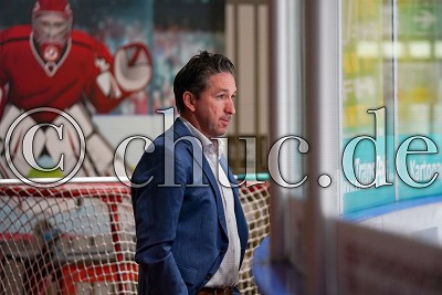 Alexander Mellitzer (Trainer Heilbronner Falken) beobachtet das Warmup der Gegner, in der DEL 2 - EC Bad Nauheim gegen Heilbronner Falken, Bad Nauheim, Colonel-Knight-Stadion, 11.10.19