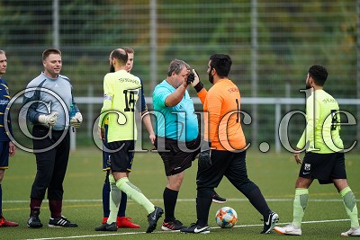 beide Teams begr&uuml;&szlig;en sich, Friedberg Kreisliga B - T&uuml;rk. SV Bad Nauheim II gegen TSV R&ouml;dgen, Bad Nauheim - OT R&ouml;dgen, Sportplatz R&ouml;dgen, 19.10.19