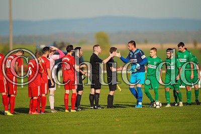 beide Teams begr&uuml;&szlig;en sich, Gruppenliga Frankfurt West - SKV Beienheim gegen SC Dortelweil, Reichelsheim - OT Beienheim, Sportplatz, 26.10.19