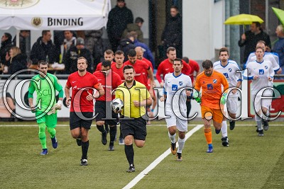 Einlauf beider Teams, Kreisoberliga Friedberg - TSG Ober-W&ouml;llstadt gegen FSG Burg-Gr&auml;fenrode, Ober-W&ouml;llstadt, Sportplatz Ober-W&ouml;llstadt, 27.10.19